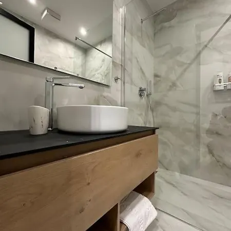 Elegant - Center Apartman Tirana